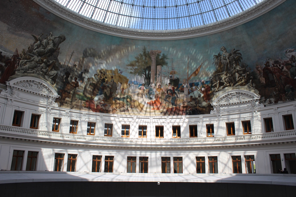 découvrez la bourse de commerce à paris, écrin majestueux de la collection pinault. un lieu d’exception où art contemporain et patrimoine se rencontrent pour offrir une expérience culturelle unique au cœur de la capitale.