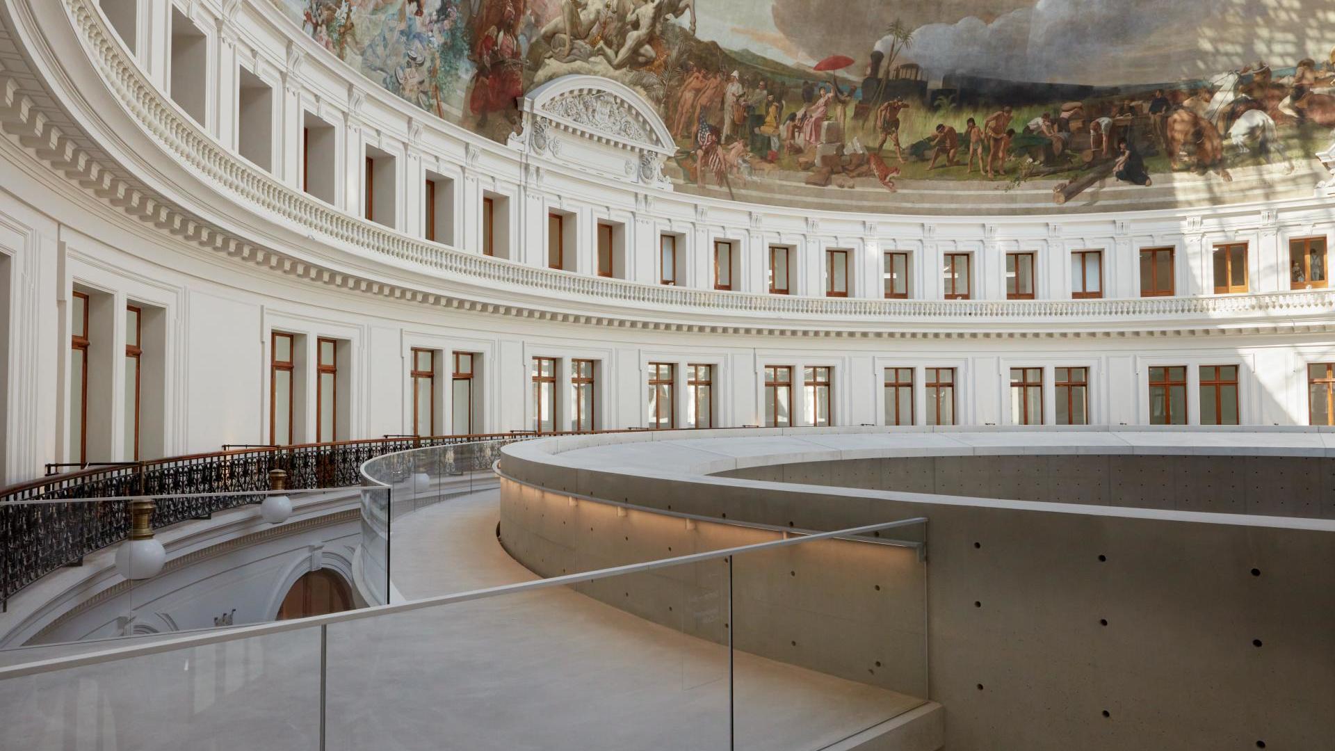 découvrez la bourse de commerce à paris, écrin contemporain de la collection pinault. explorez ce lieu d’art unique où patrimoine historique et créations contemporaines se rencontrent au cœur de la capitale.