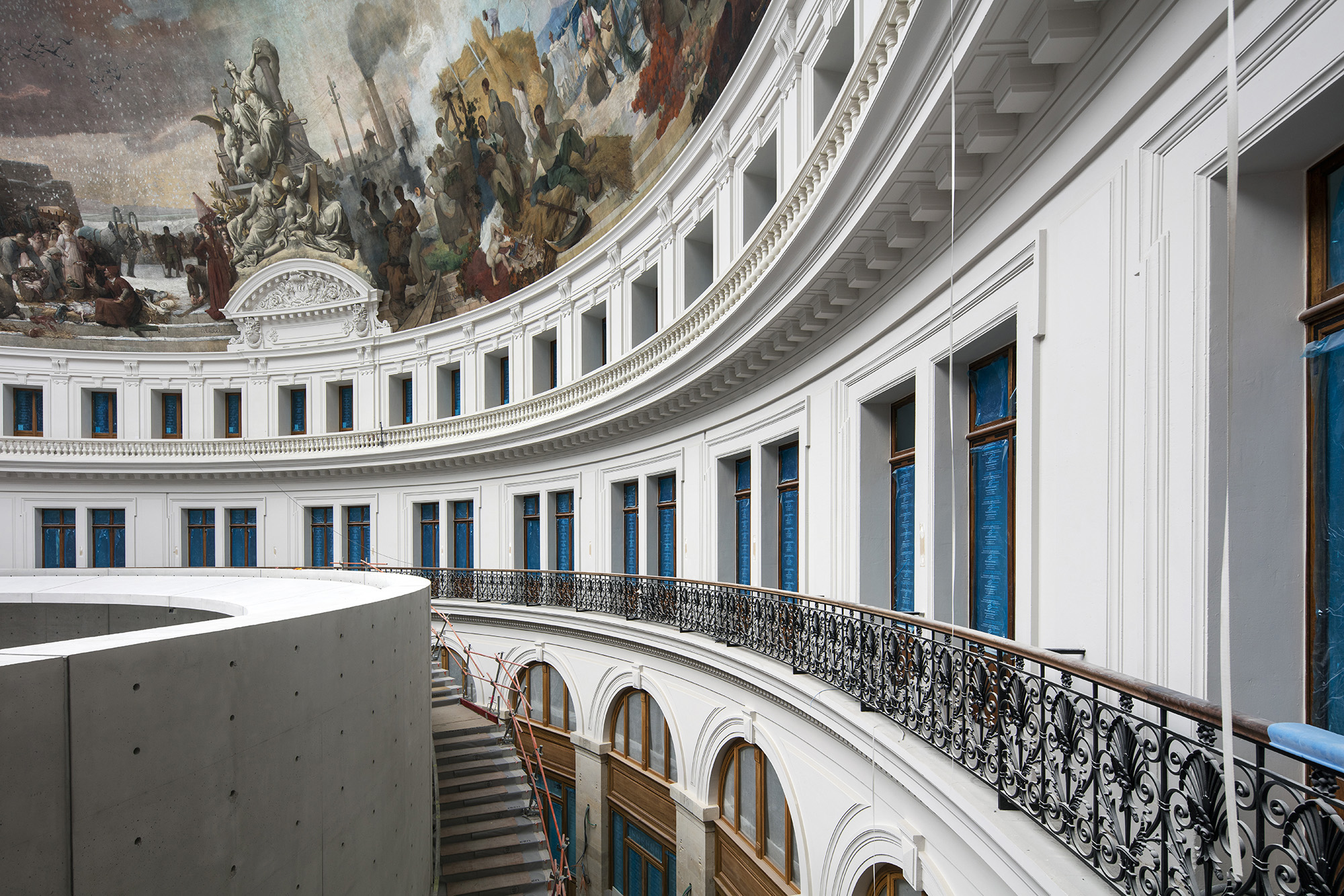 découvrez la bourse de commerce à paris, écrin d’exception de la collection pinault, un lieu unique où l’art contemporain dialogue avec un patrimoine historique remarquable.