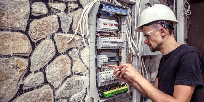 découvrez nos meilleurs conseils pour rénover l'électricité de votre maison en toute sécurité et conformité, des astuces pratiques aux étapes essentielles pour réussir vos travaux électriques.