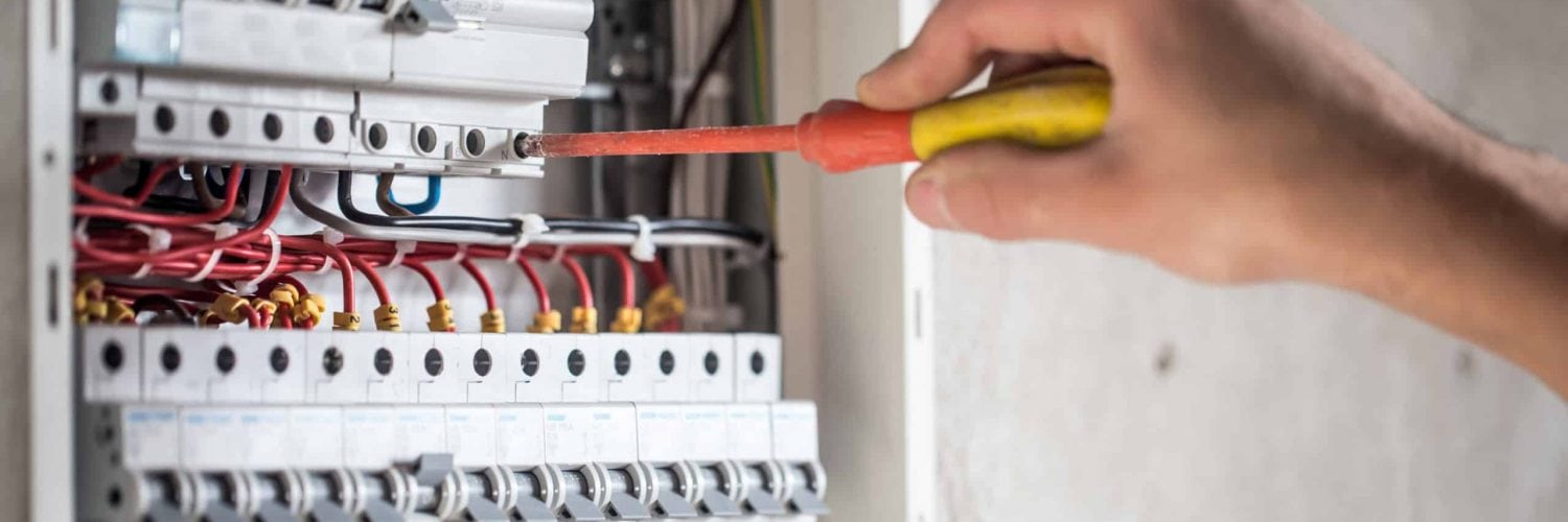 découvrez nos conseils essentiels pour rénover l'électricité de votre maison en toute sécurité, améliorer votre installation et respecter les normes en vigueur.