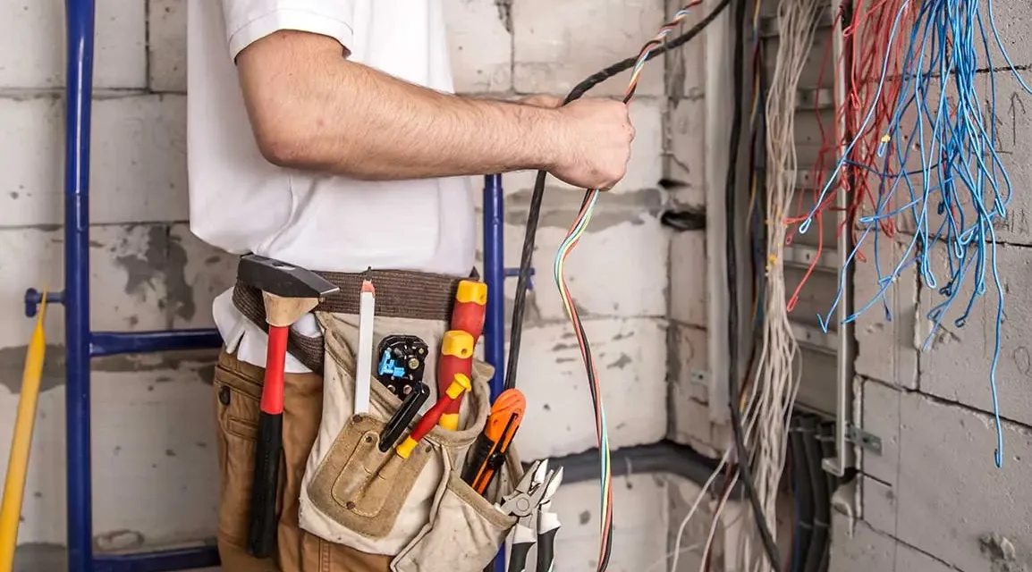 découvrez nos conseils pratiques pour rénover l'électricité de votre maison en toute sécurité, améliorer votre installation électrique et assurer votre confort au quotidien.
