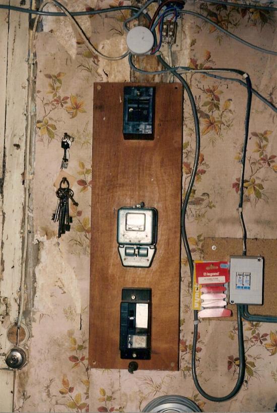 découvrez tout ce qu'il faut savoir sur l'électricité des maisons des années 1960 : installations typiques, normes d'époque, risques potentiels et conseils pour rénover en toute sécurité. guide complet pour propriétaires et acheteurs.