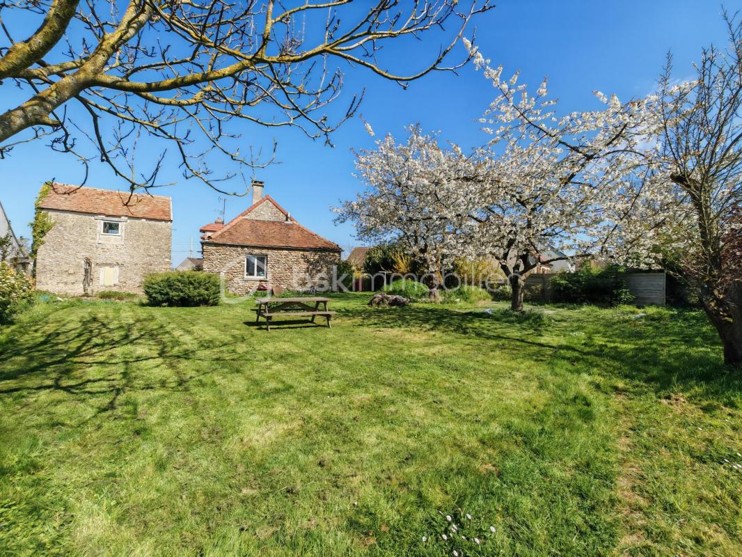 découvrez cette ferme à rénover située à proximité de paris, idéale pour un projet immobilier ou une résidence de charme à la campagne. opportunité rare proche de la capitale.
