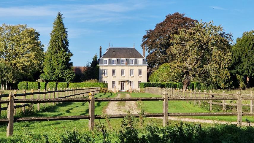 découvrez cette ferme à rénover située à proximité de paris, une opportunité idéale pour créer la maison de vos rêves dans un cadre paisible, alliant authenticité et potentiel exceptionnel.