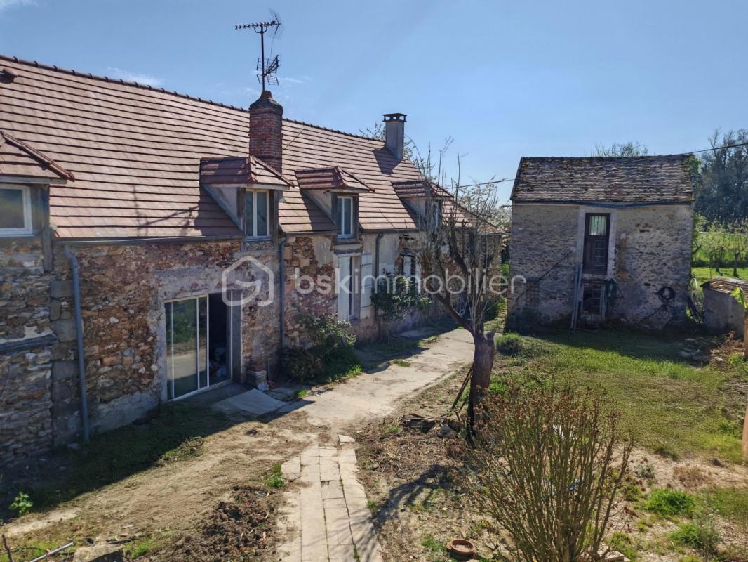 découvrez cette ferme à rénover située près de paris, idéale pour un projet immobilier ou une résidence authentique. opportunité rare à saisir pour les amateurs de charme et de tranquillité aux portes de la capitale.