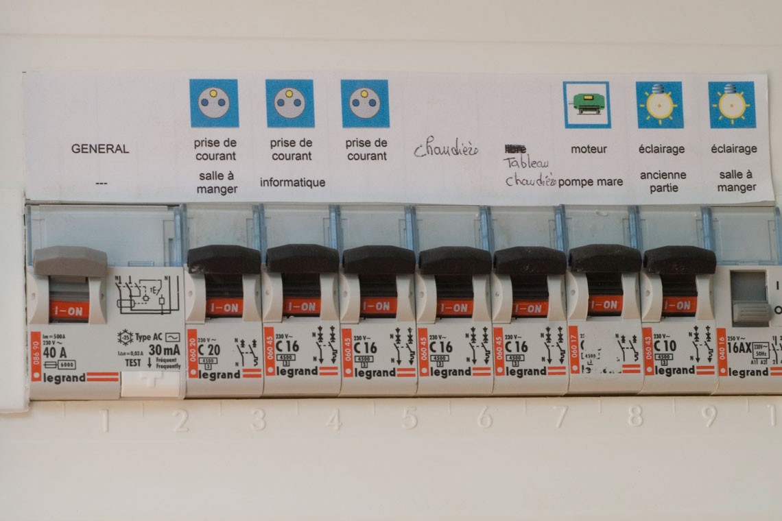 découvrez notre guide complet sur l'électricité maison : conseils pratiques, étapes d'installation, sécurité et astuces pour réaliser vos travaux électriques en toute confiance.