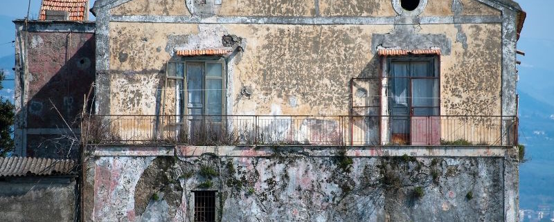 découvrez le prix au mètre carré pour la rénovation de votre logement, les facteurs qui influencent les coûts et des conseils pour estimer votre budget travaux en 2024.