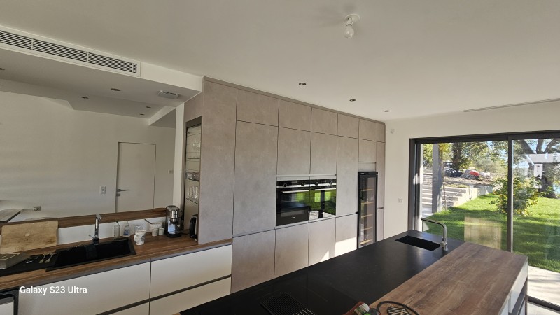 découvrez le prix moyen et les facteurs impactant le coût de la peinture pour une maison de 160m2. estimez votre budget et obtenez des conseils pour réussir vos travaux de peinture.