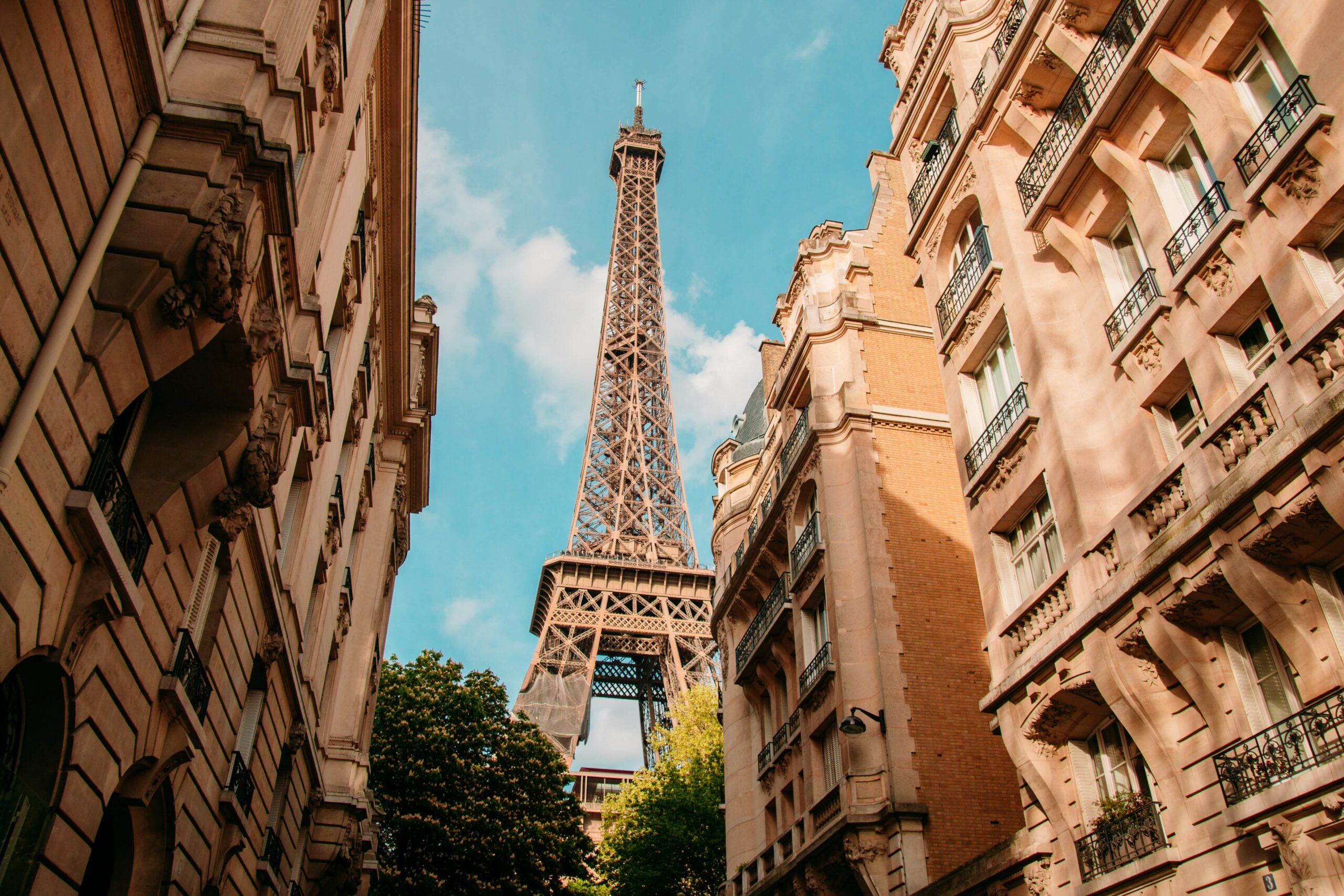confiez votre projet de rénovation à paris à des experts qualifiés. découvrez nos services sur-mesure pour moderniser, rénover ou transformer votre appartement ou maison à paris. devis gratuit.