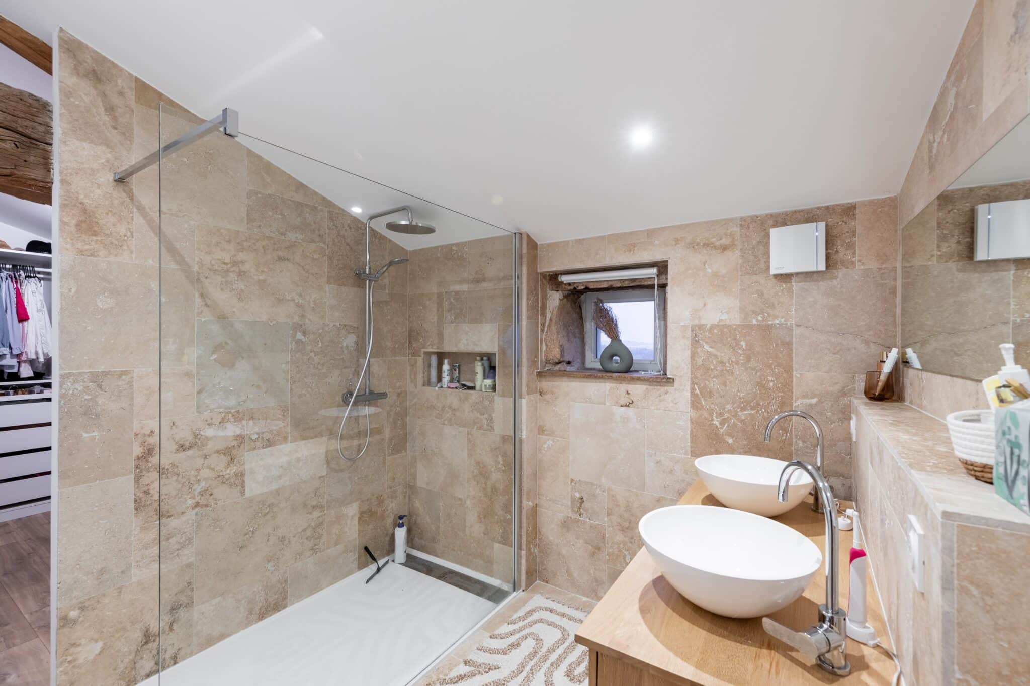 découvrez nos conseils pratiques pour réussir la rénovation de votre douche tout en respectant votre budget. estimez les coûts, choisissez les bons matériaux et optimisez vos dépenses pour une salle de bain moderne et fonctionnelle.