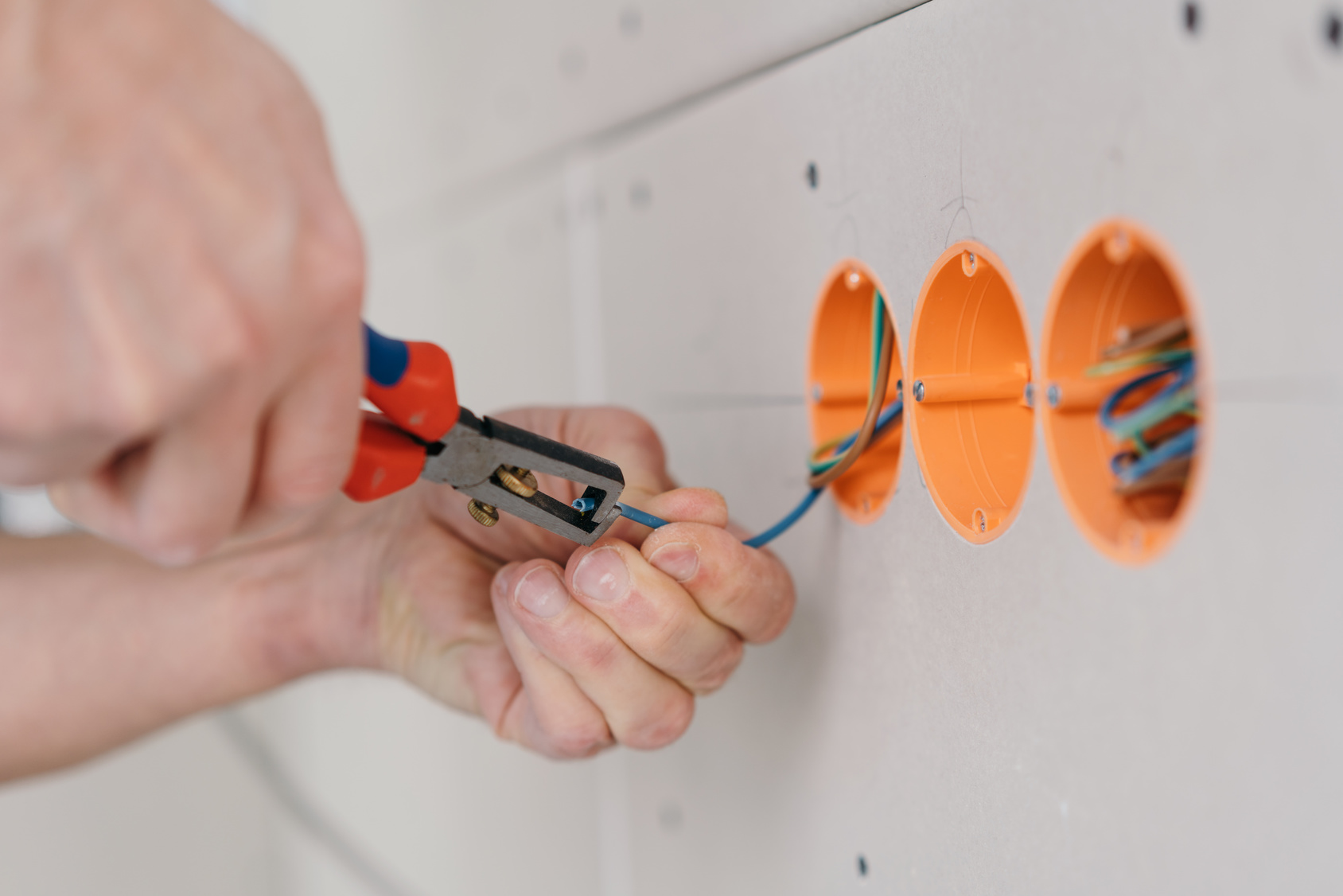 confiez votre rénovation électrique à des experts certifiés. analyse, conseils et mise aux normes pour la sécurité et le confort de votre habitation. devis gratuit et interventions rapides.