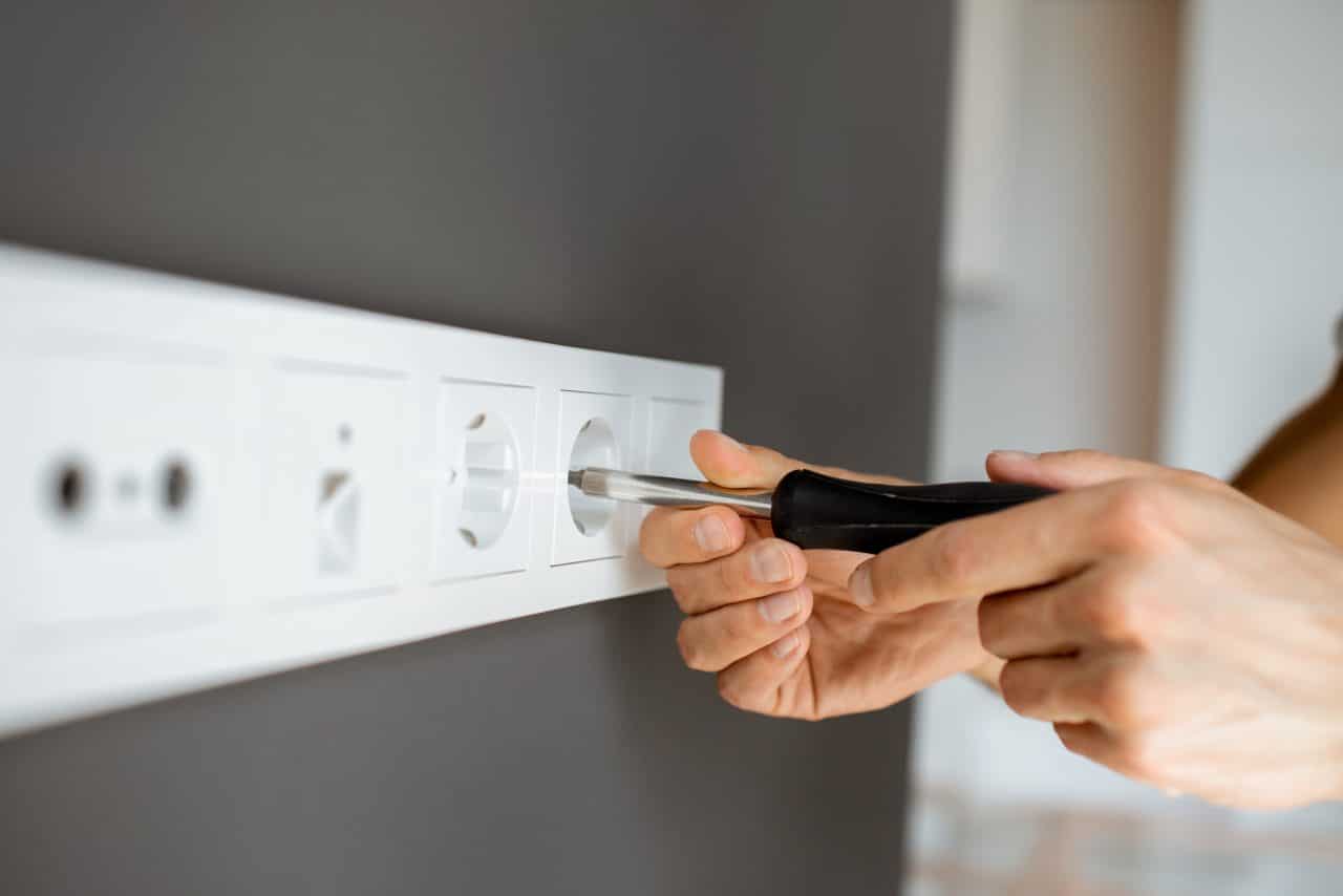 confiez votre rénovation électrique à des experts qualifiés. mise aux normes, sécurité, installation et modernisation de votre réseau électrique pour votre confort et votre tranquillité.