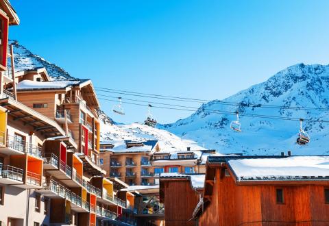 confiez votre projet de rénovation en montagne à des experts. découvrez nos conseils et solutions pour transformer votre chalet ou appartement avec des matériaux adaptés au climat alpin.