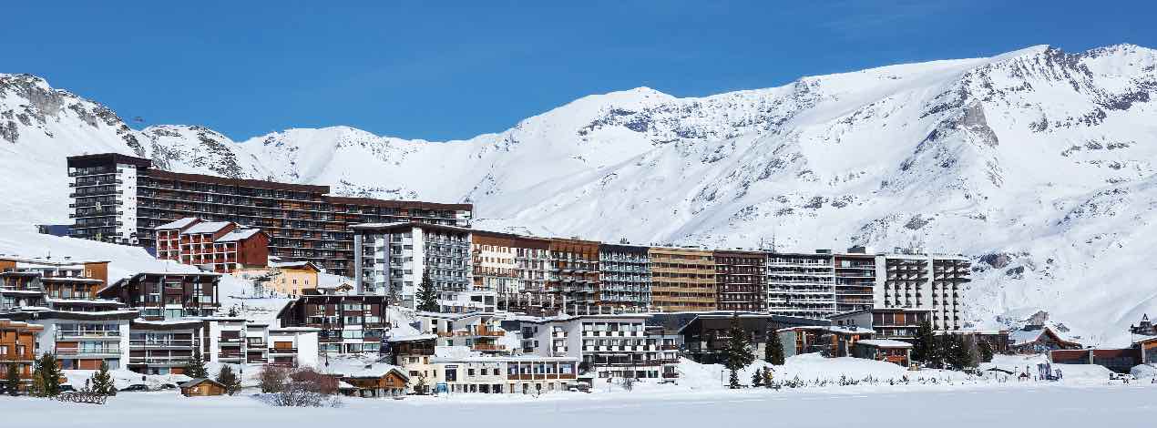 découvrez nos conseils et solutions pour réussir votre rénovation montagne : idées déco, choix des matériaux, isolation et astuces pour transformer votre chalet ou résidence en altitude.