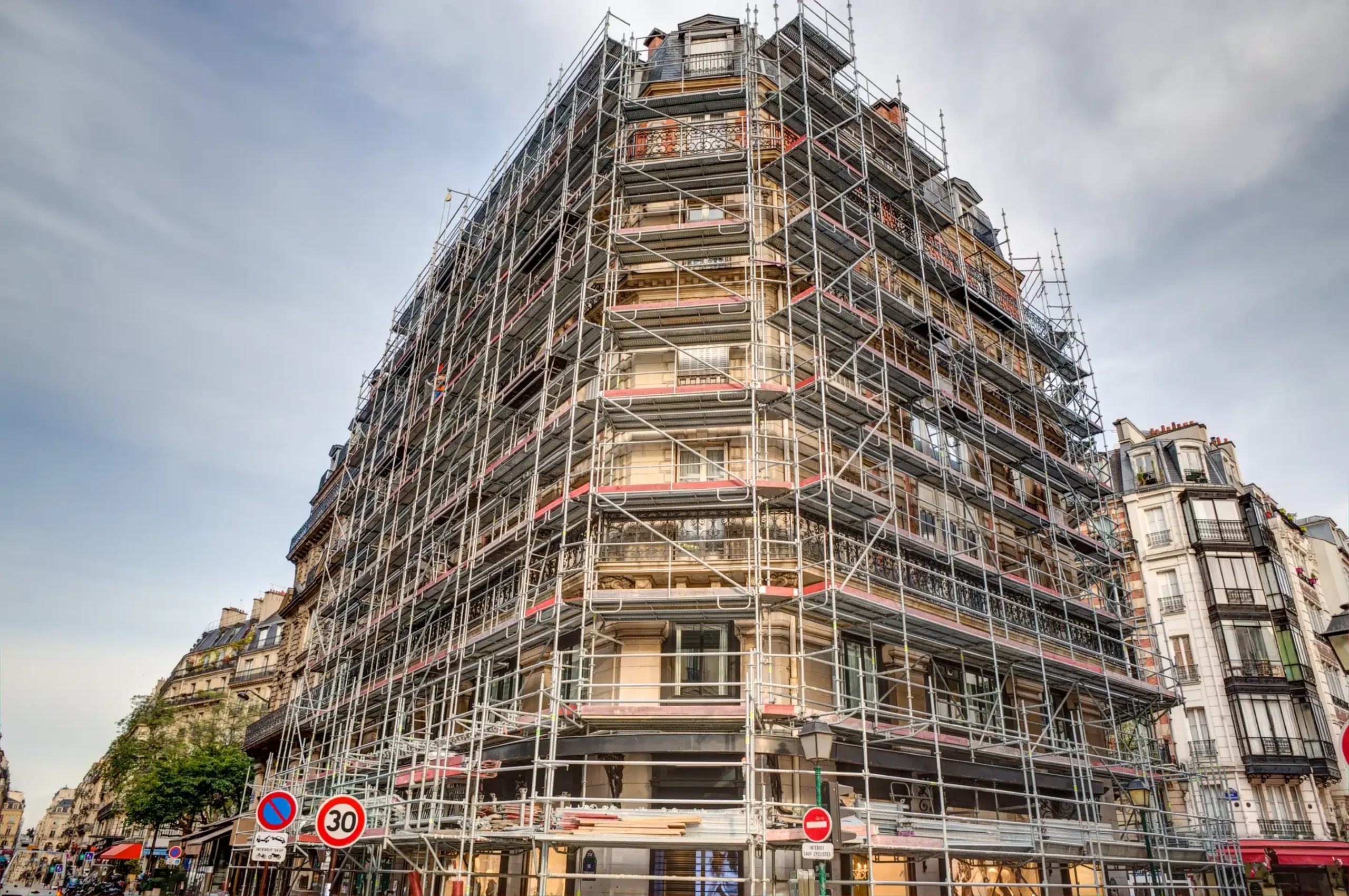 confiez votre projet de rénovation à paris à une équipe d’experts. travaux de qualité, conseils personnalisés et accompagnement sur-mesure pour rénover votre appartement ou maison à paris.
