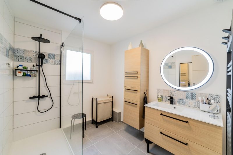 découvrez nos conseils et solutions pour la rénovation de votre salle de bain : idées déco, agencement pratique, matériaux tendance et astuces pour optimiser votre espace.