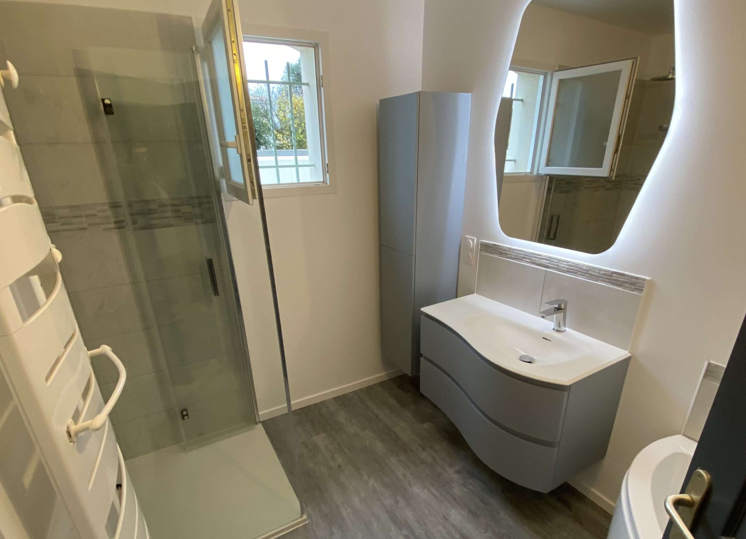 découvrez nos conseils et idées pour une rénovation de salle de bain moderne : astuces déco, choix des matériaux, optimisation de l'espace et tendances actuelles pour transformer votre salle d'eau en un espace élégant et fonctionnel.