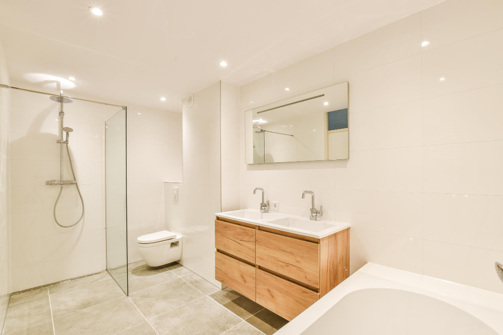 confiez la rénovation de votre salle de bain à paris à des experts ! obtenez un espace moderne, fonctionnel et adapté à vos besoins grâce à nos solutions sur-mesure. devis gratuit et réalisation rapide.