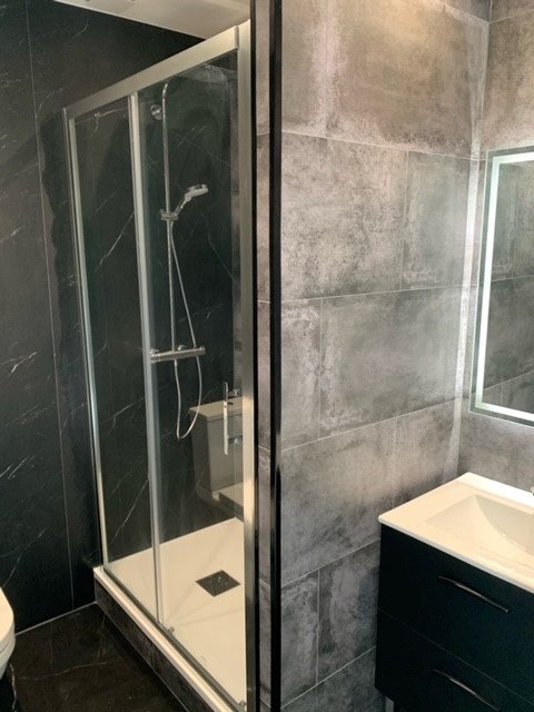 donnez une seconde vie à votre espace avec nos conseils et solutions pour rénover votre salle de bain. idées, astuces et inspirations pour réussir votre projet de rénovation.