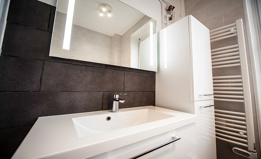 donnez un nouveau souffle à votre espace avec nos conseils et idées pour rénover votre salle de bain. découvrez comment allier style, confort et praticité pour créer la salle de bain de vos rêves.