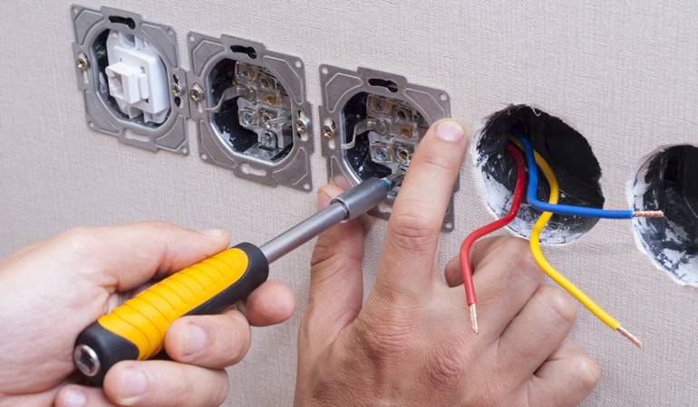 découvrez les tarifs pour la rénovation électrique : prix au m², estimation selon vos travaux, conseils pour bien budgétiser votre projet et choisir un électricien qualifié.