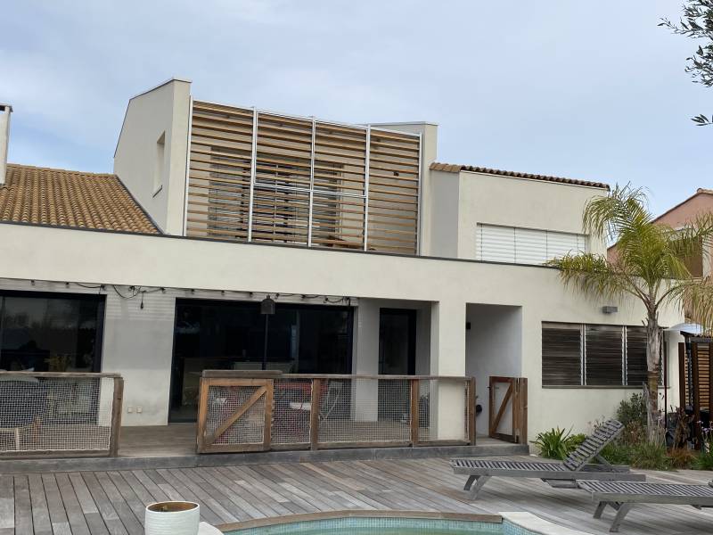 découvrez comment ajouter un étage en bois moderne à votre maison pour un espace de vie élégant et durable. conseils, matériaux et idées design pour un aménagement réussi.
