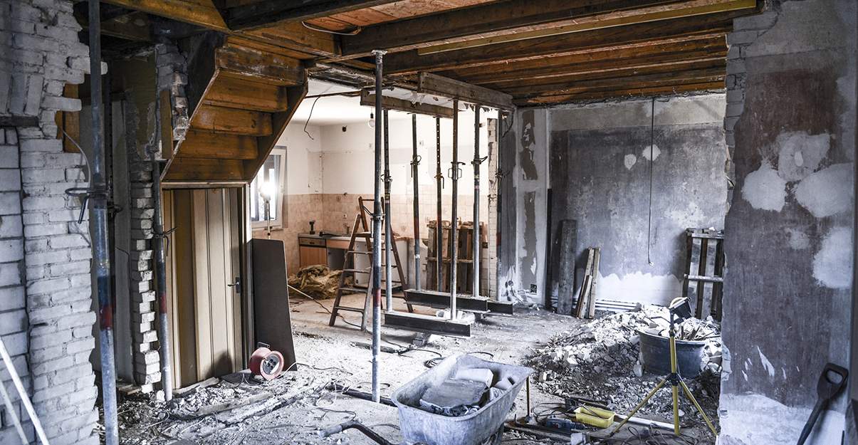 découvrez les facteurs qui influencent le coût d'une rénovation, des conseils pour estimer votre budget et des astuces pour économiser sur vos travaux de rénovation.