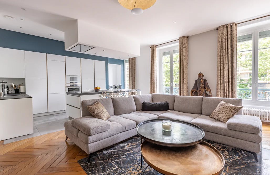 découvrez tout ce qu'il faut savoir sur le coût de rénovation : fourchettes de prix, conseils pour maîtriser votre budget et astuces pour optimiser vos travaux en 2024.