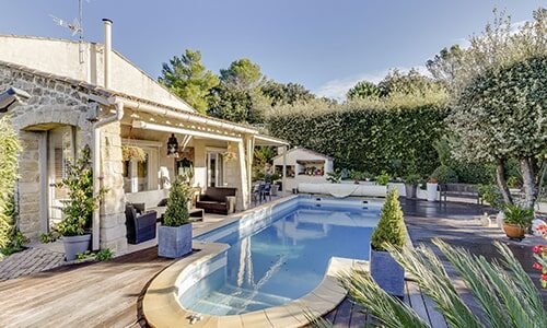 découvrez le coût moyen de la rénovation d'une maison au mètre carré et obtenez des conseils pour estimer votre budget travaux avec précision.