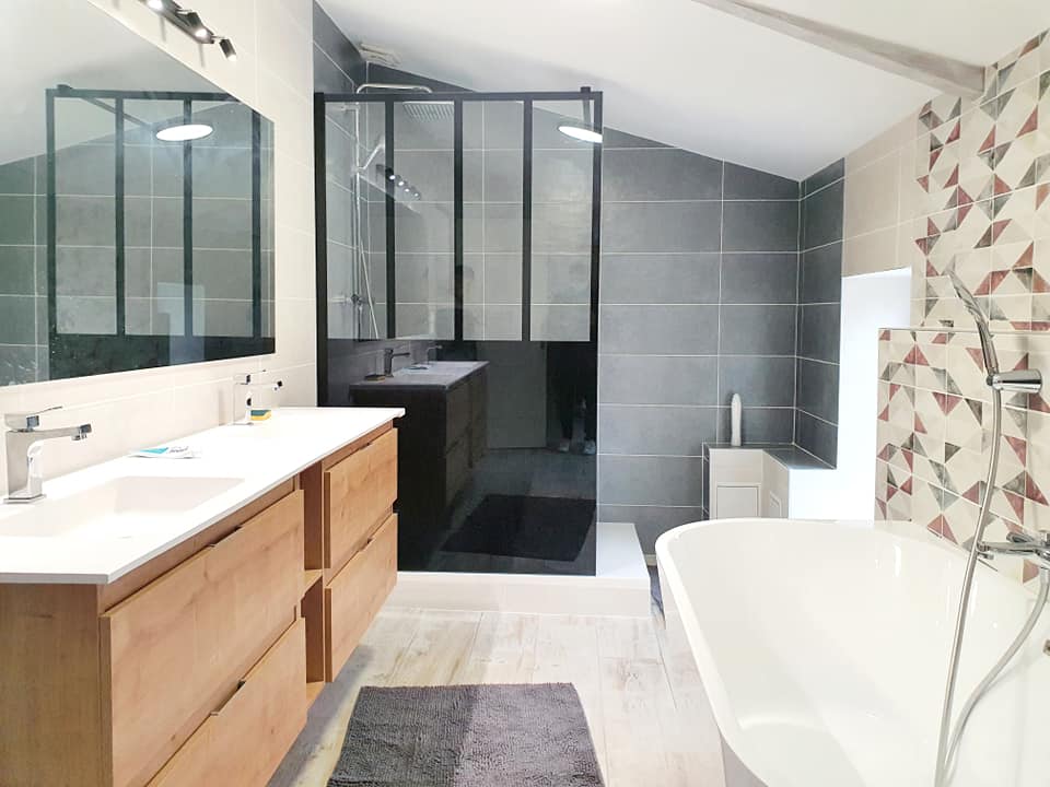 découvrez tout ce qu’il faut savoir sur le coût de rénovation d’une salle de bain : prix moyens, facteurs d’influence et conseils pour estimer et optimiser votre budget travaux.