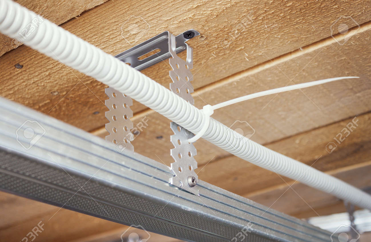 découvrez tout ce qu’il faut savoir sur l’électricité de plafond : installation de luminaires, sécurité électrique, astuces pour une pose réussie et choix des équipements adaptés à votre intérieur.