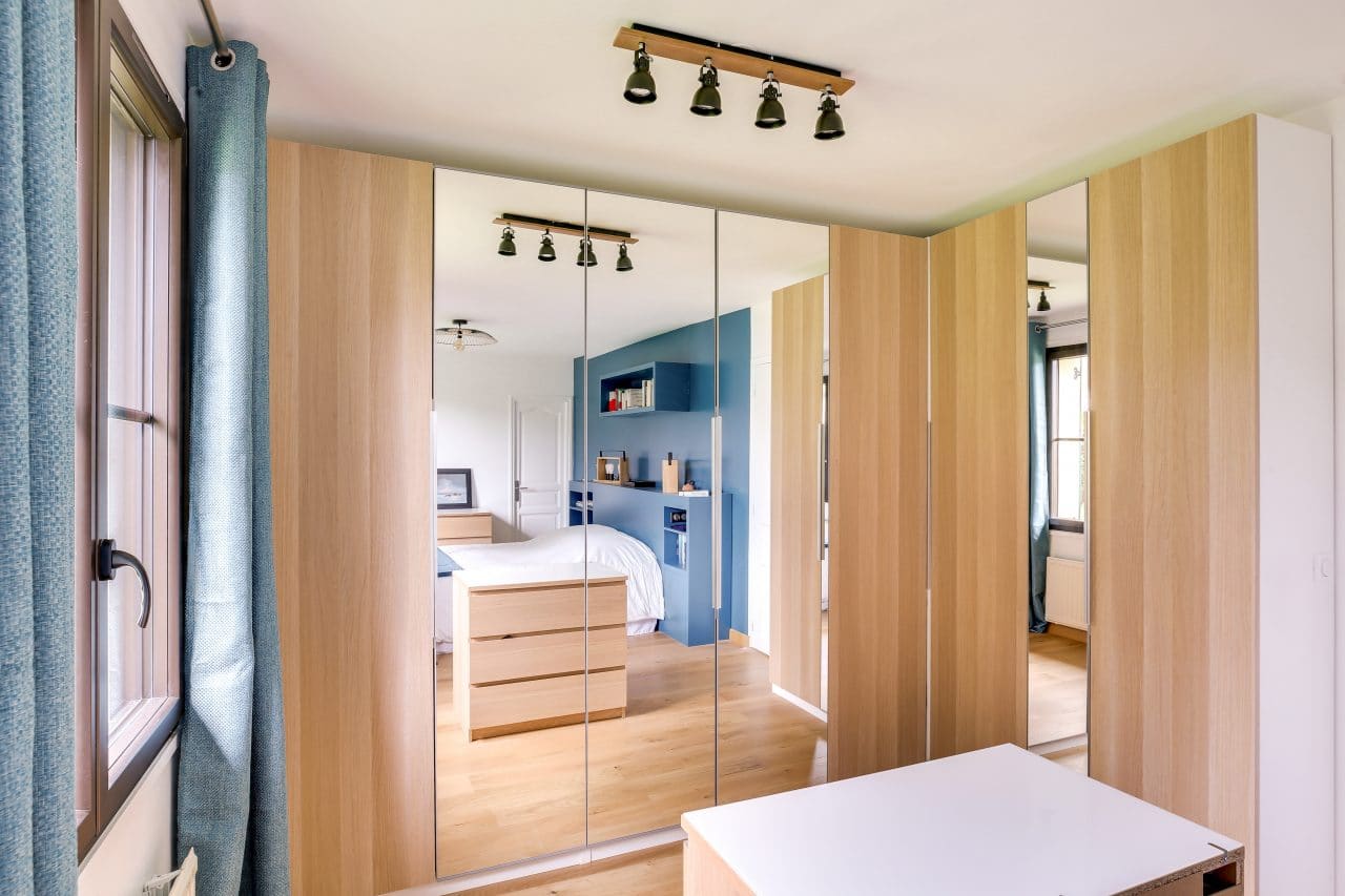 découvrez comment estimer le budget pour la rénovation d'une chambre de bonne avec des conseils pratiques et des astuces pour optimiser vos coûts.