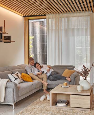 découvrez des astuces pratiques et créatives pour gagner de l’espace dans votre salon et optimiser votre intérieur avec style.