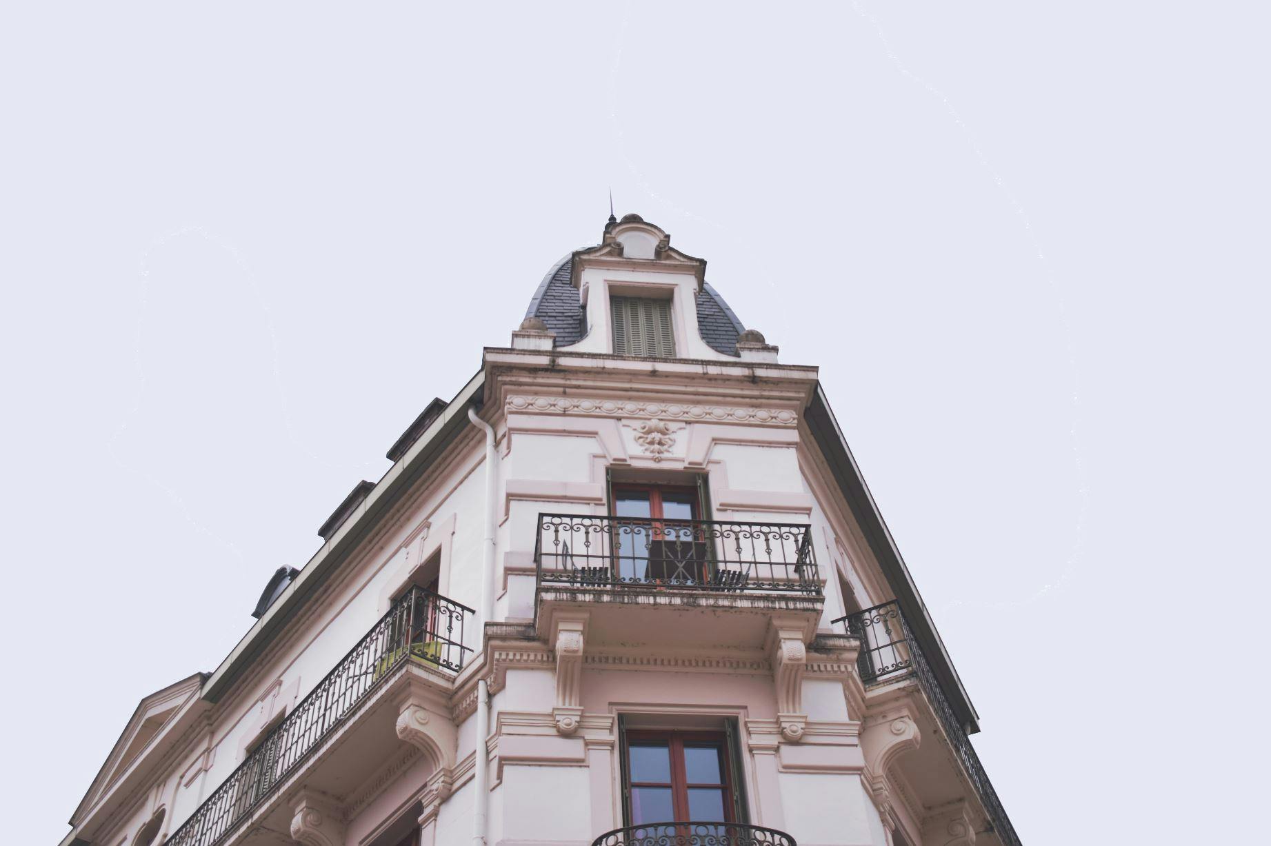 découvrez les prix au m² pour la rénovation d'un immeuble ancien et obtenez des conseils pour estimer votre budget de travaux efficacement.