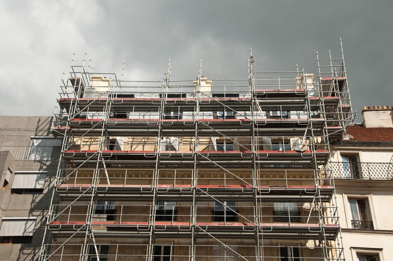 découvrez les prix moyens pour la rénovation d'un immeuble et obtenez des conseils pour estimer votre budget selon les travaux à réaliser.