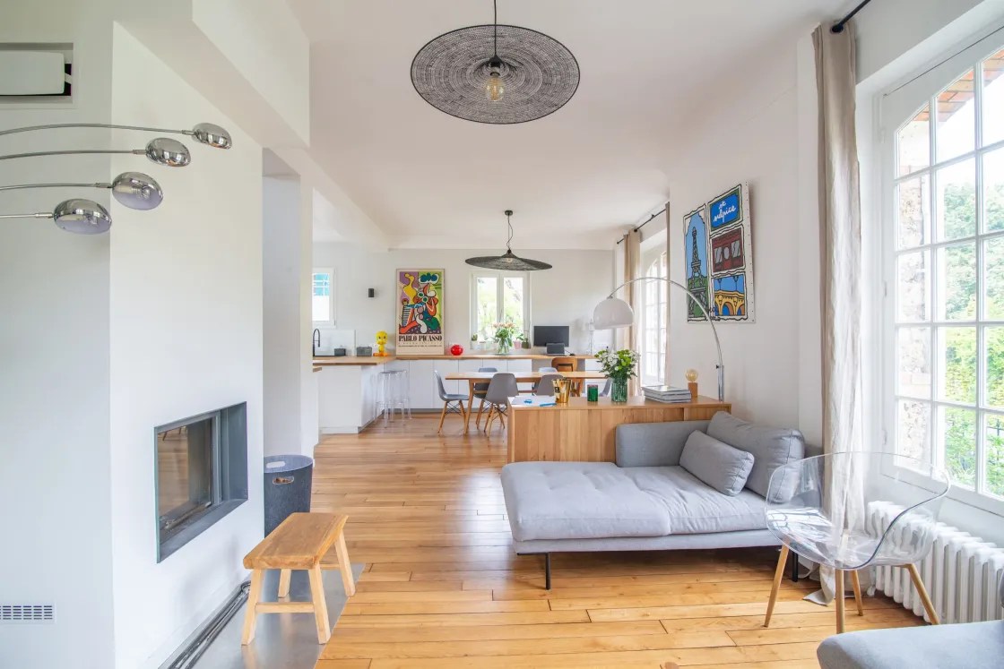 découvrez les facteurs qui influencent le prix de la rénovation d'une maison, les fourchettes de coûts selon les travaux à réaliser, et des conseils pour bien estimer votre budget en 2024.