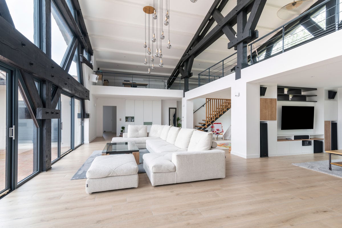 découvrez les facteurs qui influencent le prix de la rénovation d'une maison, les coûts moyens au mètre carré, ainsi que des conseils pour estimer et optimiser votre budget travaux en 2024.