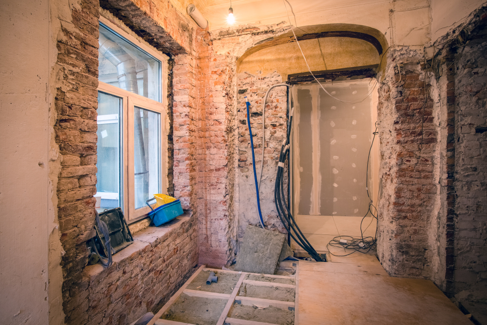 découvrez comment refaire l'électricité d'une maison en toute sécurité, avec des conseils pratiques et les étapes essentielles pour une installation conforme et efficace.