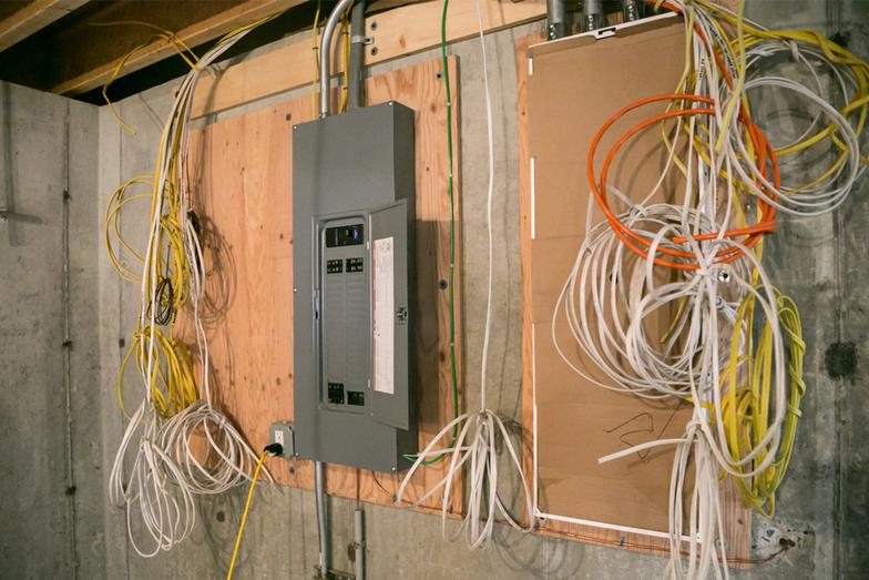 découvrez comment refaire l'électricité d'une maison en toute sécurité et conformité. guide complet pour moderniser votre installation électrique, garantir la sécurité et optimiser la consommation d'énergie.