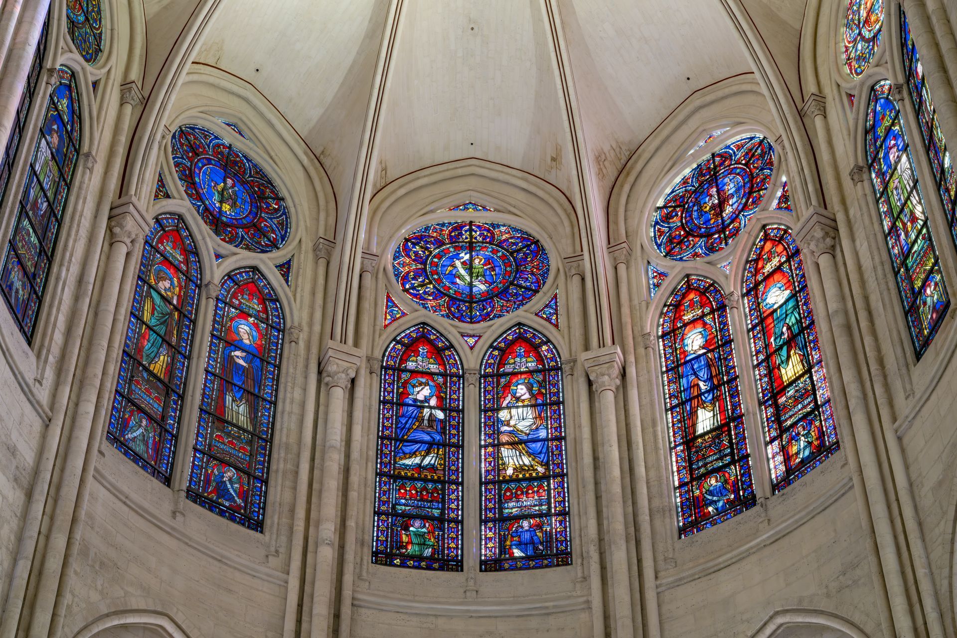 découvrez la renaissance de la rue du cloître-notre-dame à paris, un lieu chargé d'histoire où modernité et patrimoine se rencontrent pour redonner vie au cœur de la capitale.