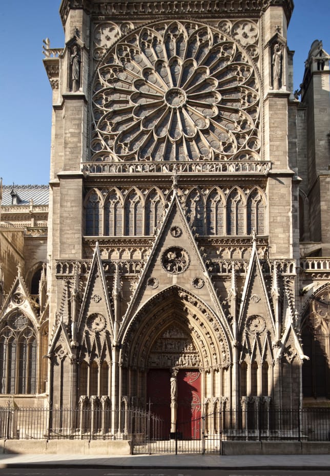découvrez la transformation historique de la rue du cloître-notre-dame à paris, entre tradition et modernité, et plongez dans l'ambiance unique de ce quartier emblématique.