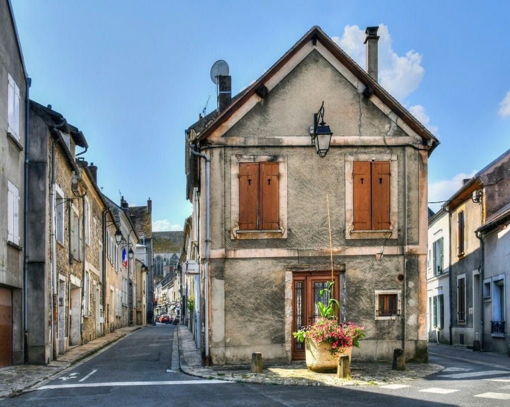 découvrez comment établir un budget réaliste pour la rénovation d'un immeuble ancien : conseils, étapes clés et astuces pour optimiser vos dépenses tout en valorisant votre patrimoine.