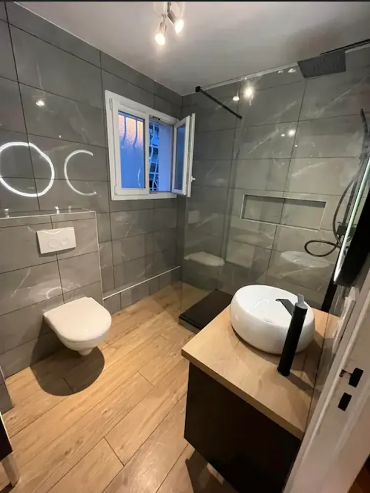 confiez la rénovation de votre salle de bain à un artisan qualifié pour un résultat sur-mesure, durable et esthétique. expertise, conseils personnalisés et travaux réalisés avec soin.