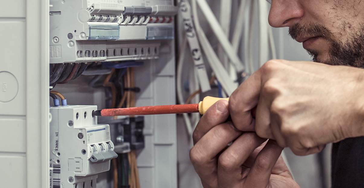 découvrez nos conseils pratiques pour rénover votre installation électrique à moindre coût tout en garantissant sécurité et efficacité.