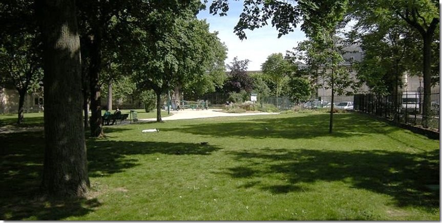 découvrez le square marie-curie à austerlitz, un véritable havre de nature où se mêlent sérénité et verdure en plein cœur de la ville.