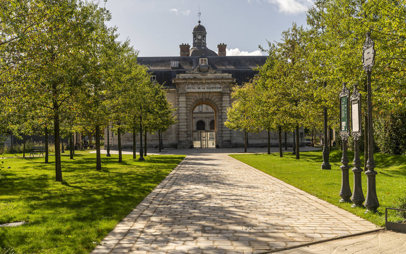 découvrez le square marie-curie à austerlitz, un véritable havre de nature au cœur de la ville, idéal pour se détendre et profiter d'un cadre paisible.
