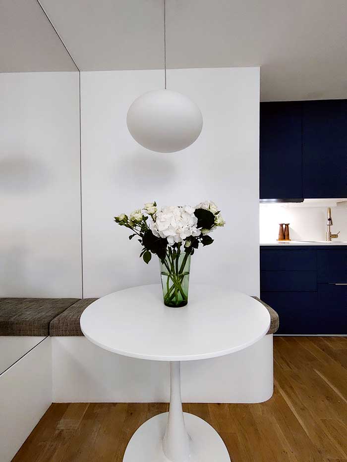 découvrez ce studio rénové avec élégance par un architecte, alliant design moderne et optimisation de l'espace pour un confort optimal.