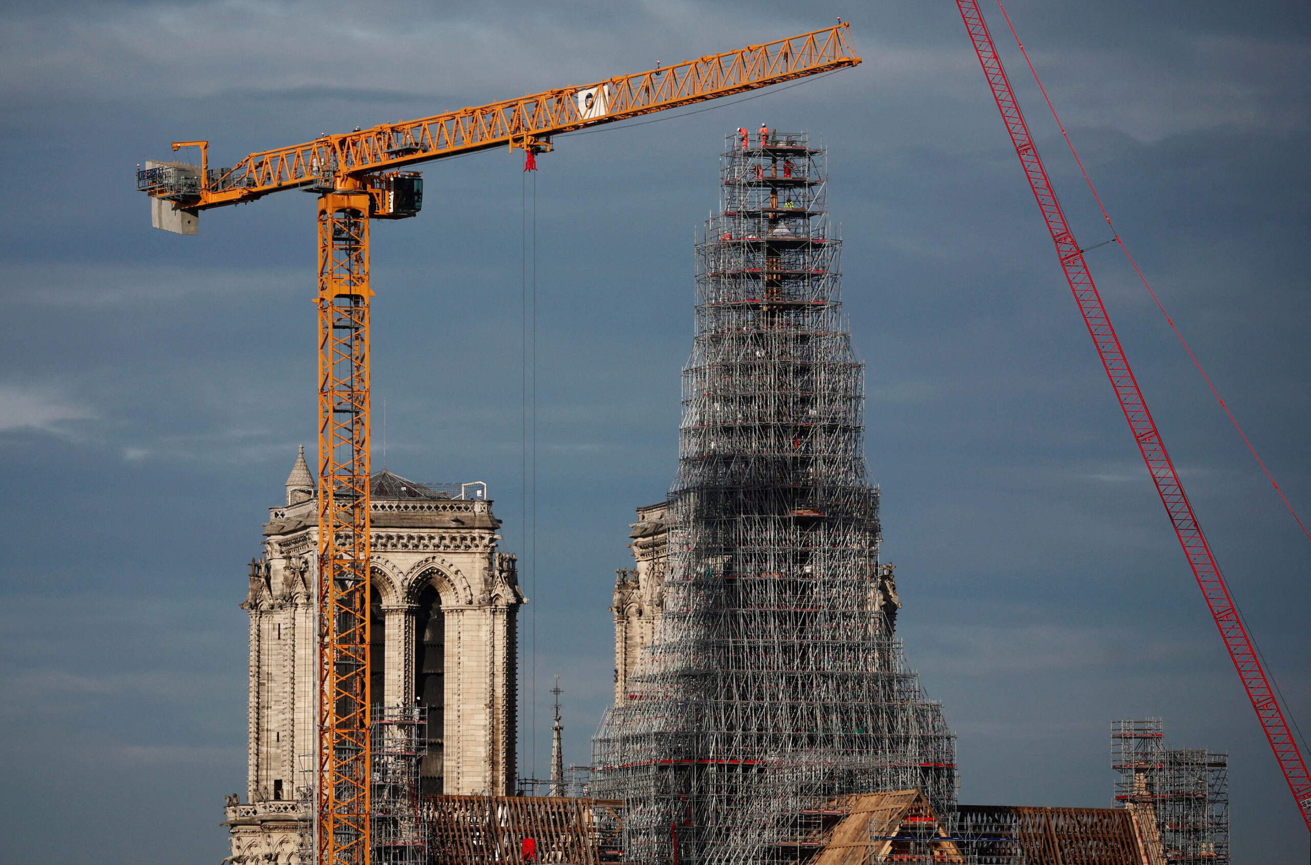 découvrez les travaux de restauration et d'entretien autour de notre-dame, prévus jusqu'en 2030, pour préserver ce monument historique emblématique.
