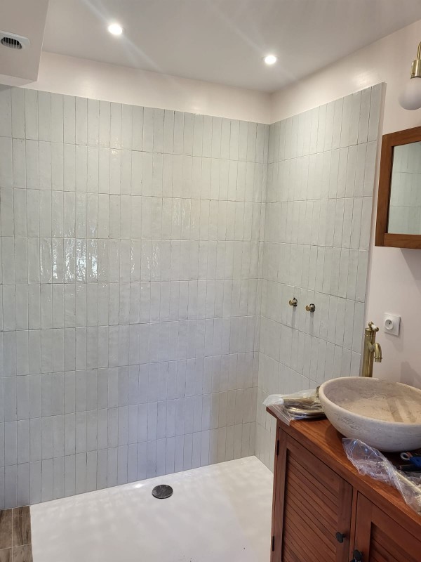expert en rénovation salle de bains à paris, nous transformons votre espace avec style et qualité. de la conception à la réalisation, profitez d’un service sur mesure.